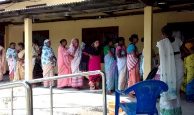 লকডাউন উলংঘা কৰি বেংকত ভিৰ গ্ৰাহকৰ