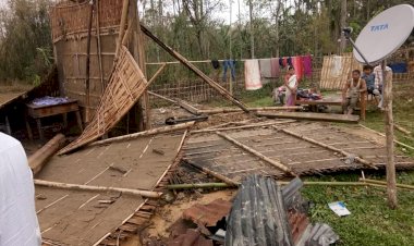 বিজেপি যোৰহাট জিলাৰ সভাপতিৰ  ধুমুহাৰ ক্ষতিগ্ৰস্ত অঞ্চলৰ পৰিয়ালক সাক্ষাৎ