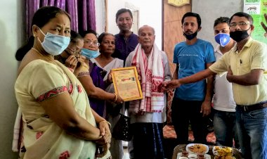 মইনা পাৰিজাতৰ শিশুবন্ধু উপাধিৰ বাবে আপকুৰ উপদেষ্টা, শিক্ষাবিদ, সাংবাদিক ভৱেশ শইকীয়াক চুতীয়া জাতি সন্মিলনৰ সম্বৰ্ধনা :