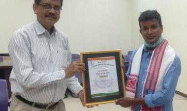 যোৰহাট প্ৰশাসন তৰফৰ পৰা প্ৰকৃতি প্ৰেমী, সামাজিক সাংস্কৃতিক কৰ্মী সমীৰ ৰয়লৈ সন্মান জনাইছে |