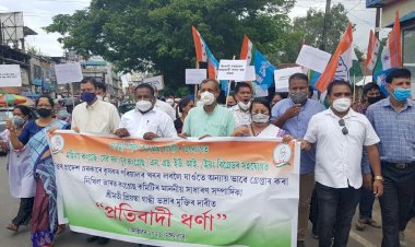 উত্তৰ প্ৰদেশত প্ৰিয়ংকা গান্ধীক আটক কৰাৰ  প্ৰতিবাদত যোৰহাটত কংগ্ৰেছৰ ধৰ্ণা - প্ৰতিবাদ ।