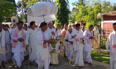 বোকাখাতৰ বগলীটিকা নামঘৰৰ সোণালী জয়ন্তী : অনুষ্ঠানত ড° পীতাম্বৰ দেৱ গোস্বামী : দুৰ্গাপূজা মাজুলীয়ে স্বীকাৰ নকৰে বুলি মন্তব্য সত্ৰাধিকাৰ জনৰ  :