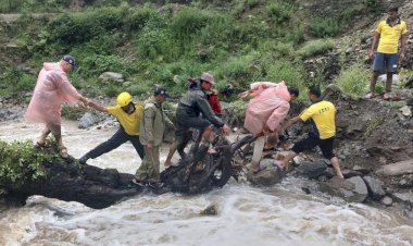 ধাৰাষাৰ বৰষুণৰ বাবে উত্তৰ ভাৰতত প্ৰলয়ংকৰী জলপ্ৰলয় হিমাচল প্ৰদেশতে ৮০ জনৰ মৃত্য়ু : ১২৯৯ টা পথৰ যাতায়ত ক্ষতিগ্ৰস্থ : টচনচ জনজীৱন :