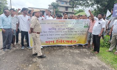 ই-ৰিক্সাৰ ওপৰত আৰোপ কৰা কৰ বাতিল কৰাৰ দাবীত বোকাখাতত  অসম জাতীয়তা বাদী যুৱ ছাত্ৰ পৰিষদ,জাতীয় শ্রমিক পৰিষদ আৰু ই ৰিক্সা সন্থাৰ গন বিক্ষোভ :