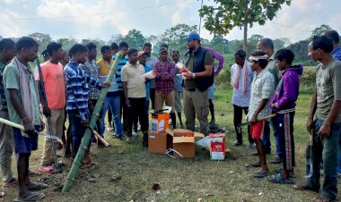 বোকাখাতৰ বৰভেটা গাওঁত হাতীৰ অগ্ৰাসন প্ৰতিৰোধ কৰাৰ বাবে সৌৰ চালিত বৈদ্যুতিক বেঁৰা নিৰ্মান  : ৰাইজে শ্ৰমদান কৰি নিৰ্মান কৰা এই বেৰাৰ সমুহ সঁজুলি বিনামুলীয়াকৈ যোগান ধৰিছে বিশ্ব প্ৰকৃতি নিধিয়ে  :