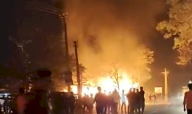 নিশা বোকাখাতৰ সাপজুৰিত ভয়ংকৰ অগ্নিকাণ্ড : জুইত জাহ গ’ল ৭ খনকৈ ব্যৱসায়িক প্ৰতিষ্ঠান :