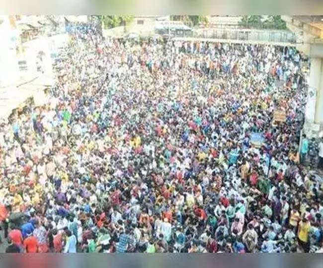 बांद्रा स्टेशन पर उमड़ी हजारों की भीड़