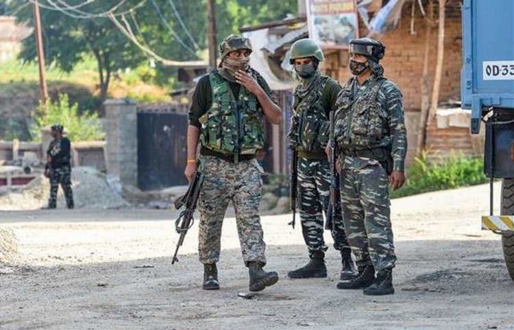 The army seizes a Pakistani terrorist in the Uri Sector, another killed in an infiltration attempt.